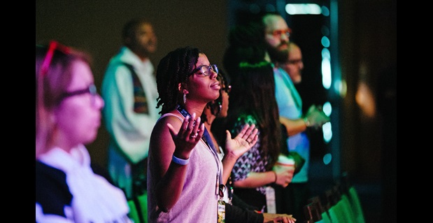 Louange et prière ont été offertes durant l’exploration. Photo par Giffin Creative.
