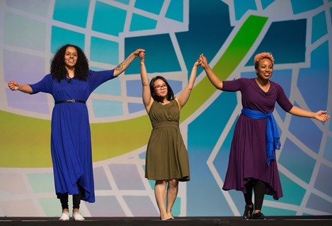 Danza litúrgica representando la historia de Elizabeth y María durante la Asamblea de Mujeres Metodistas Unidas en Columbus, Ohio. Foto cortesía de Mike DuBose.