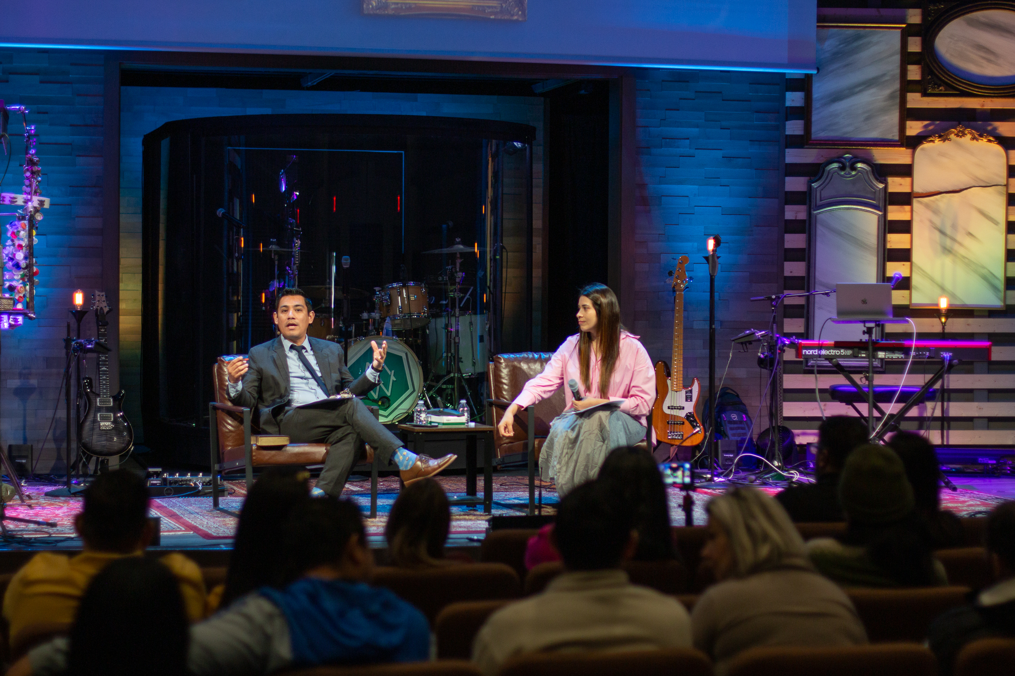 El Rev. Rangel dirige el servicio dominical del lanzamiento de Custer Road en español el 5 de febrero de 2023 en el área de Dallas-Fort Worth. Imagen cortesía de Custer Road UMC.