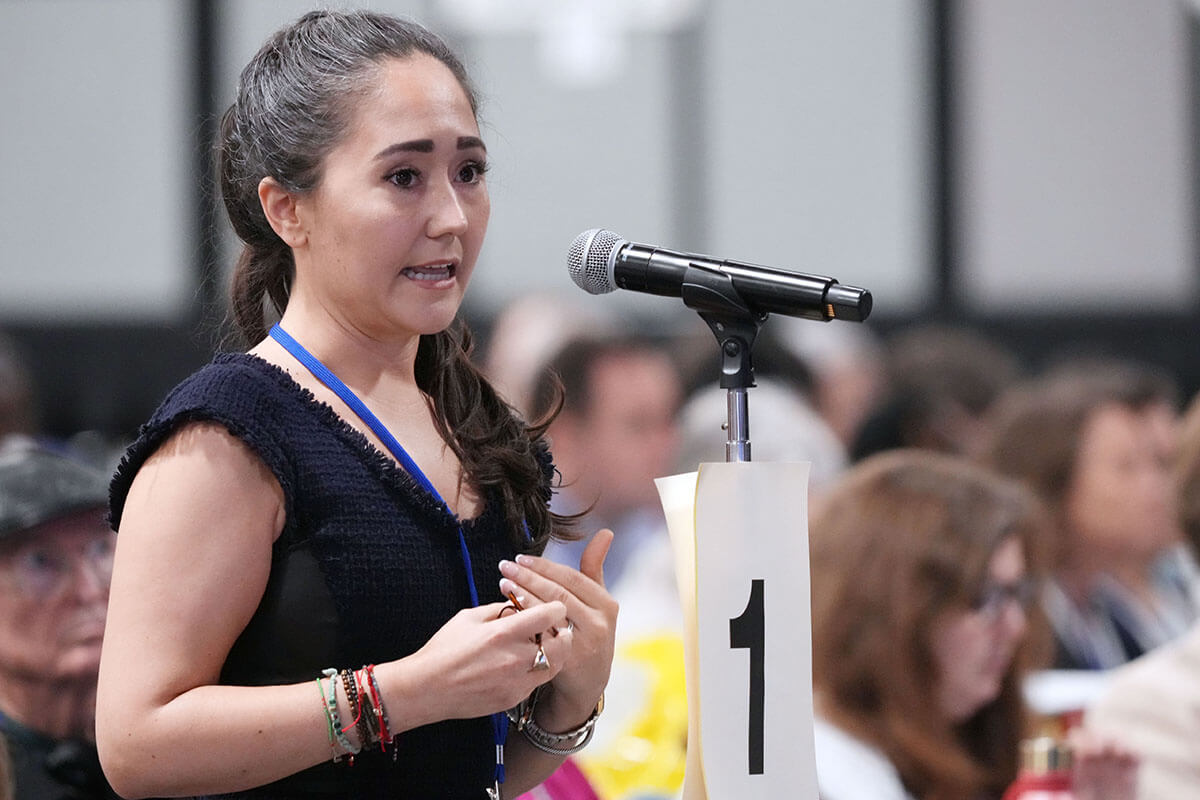 Jessica Vittorio, miembro de la junta directiva de Wespath y delegada de la Conferencia Anual del Norte de Tejas, insta a que se apruebe un nuevo plan de jubilación para el clero metodista unido en los Estados Unidos durante una sesión plenaria el 1 de mayo en la Conferencia General Metodista Unida reunida en Charlotte, Carolina del Norte. Foto de Larry McCormack, Noticias MU.