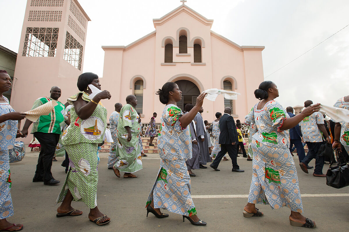 Des membres de l'église défilent pour accueillir les visiteurs à l'Église Méthodiste Unie Temple Bethel dans le quartier Abobo-Baoule d'Abidjan, en Côte d'Ivoire, en 2015. La Conférence de Côte d'Ivoire a voté le 28 mai pour quitter l'Église Méthodiste Unie, mais elle ne l'a pas encore quittée. Photo de Mike DuBose, UM News.