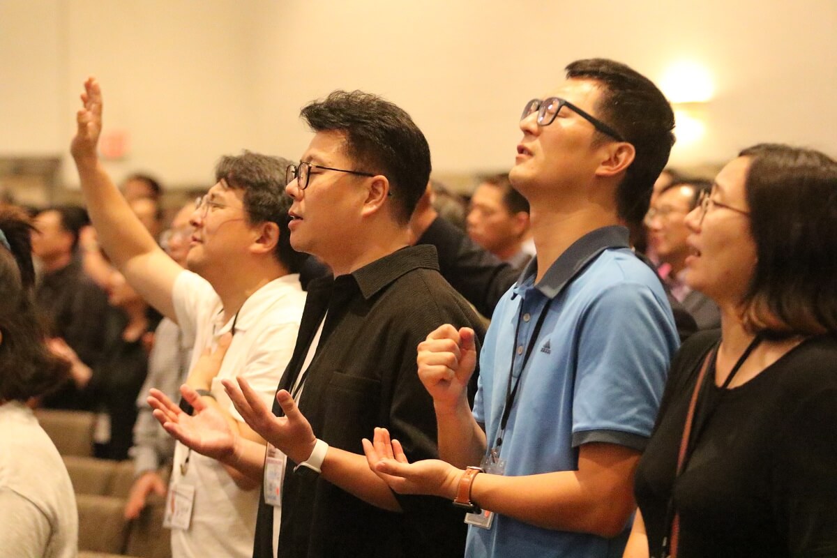 2023년 10월 시카고한인제일교회에서 열린 특별한인총회에서 참석자들이 찬양을 하고 있다. 사진, 김응선 목사, 연합감리교뉴스.