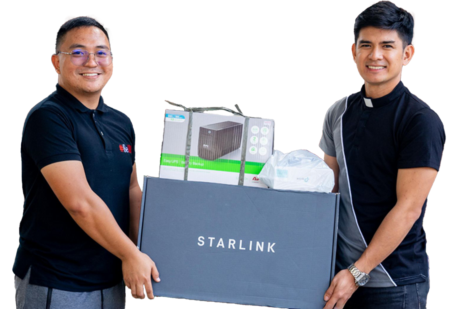 Reverend Hinivuu and Pecaat receive Starlink kit