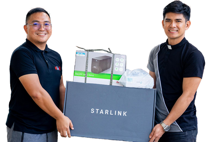 Reverend Hinivuu and Pecaat receive Starlink kit
