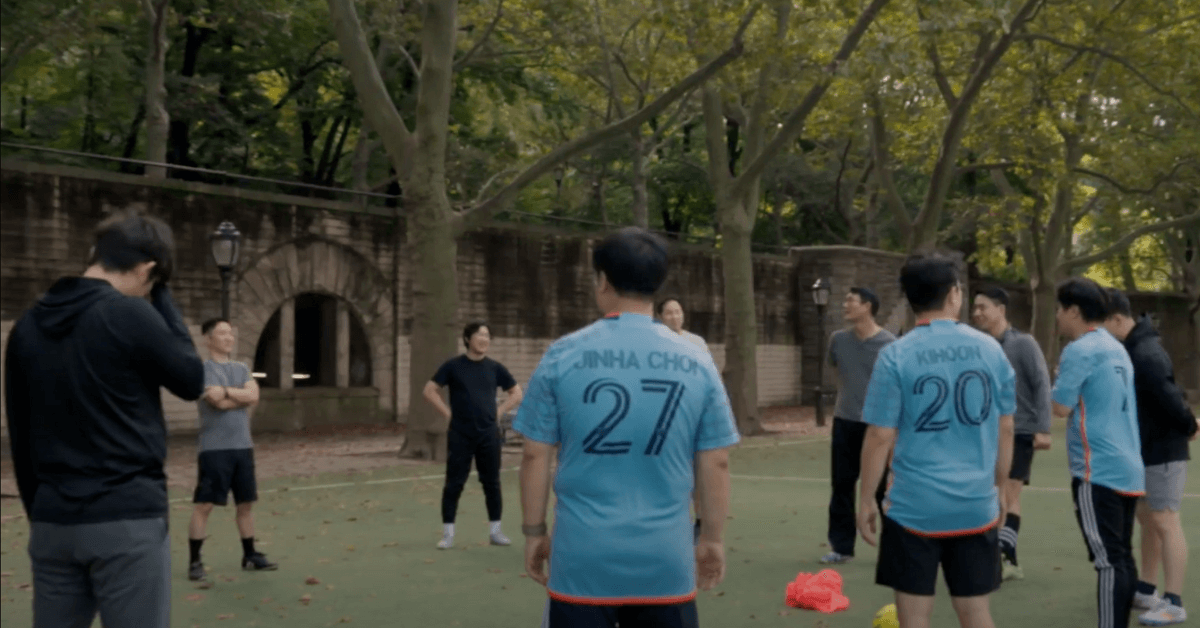 뉴욕연회 한인 목회자 축구 클럽이 멘하탄 공원에 모여 축구를 하고 있다. 사진: 연합감리교회 공보부.