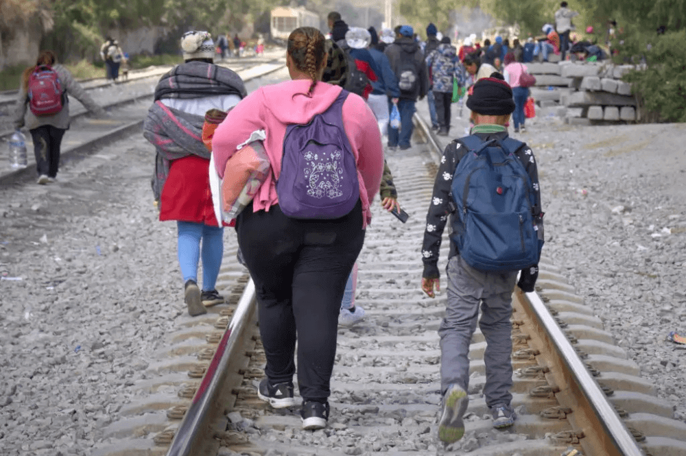 Migrants walk along the railroad tracks in Apaxco, Mexico, where a shelter run by the Methodist Church of Mexico provides assistance to migrants. The shelter is supported by UMCOR.  (Photo: Paul Jeffrey, Life on Earth Pictures)