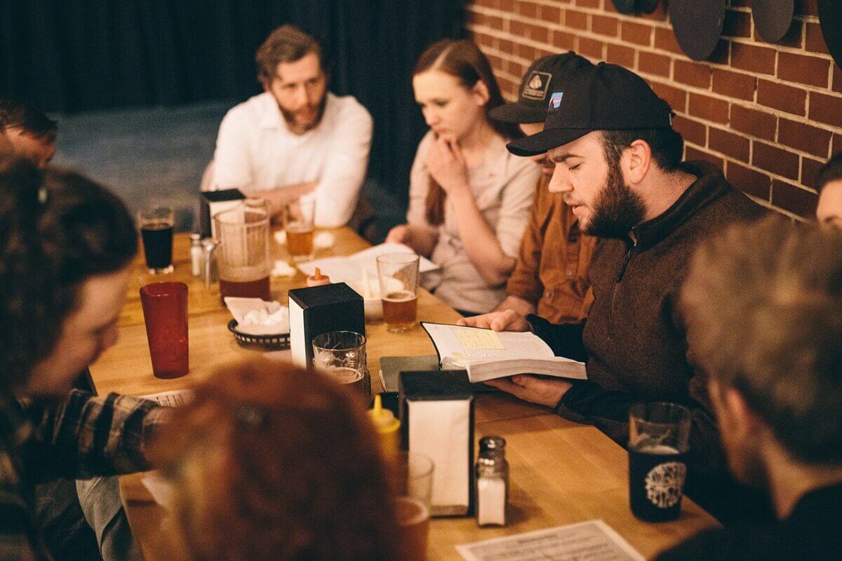 Luke Edwards dirige una reunión de Expresiones Frescas en un bar local. Foto cortesía de Luke Edwards