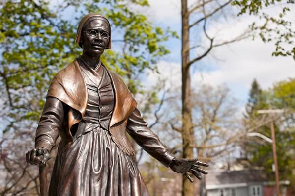 Sojourner Truth est devenue méthodiste en 1843 et, le 1er juin de la même année, elle a entendu un appel clair de Dieu à devenir une prédicatrice itinérante s'élevant contre l'esclavage. Le mémorial Sojourner Truth à Florence, Massachusetts. Photo de Lynn Graves, Office du Tourisme du Massachusetts.