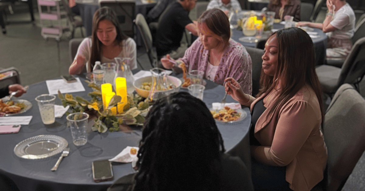 사진: 강우진 목사, 엣더테이블 교회. 