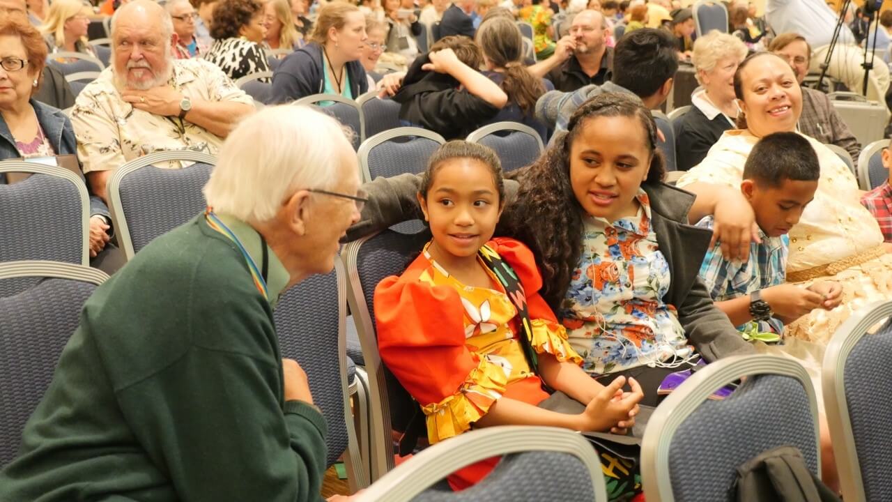 Asistentes de todas las edades participan en una discusión durante la conferencia anual California-Nevada. Foto por Koua Vang, Conferencia Anual California-Nevada.