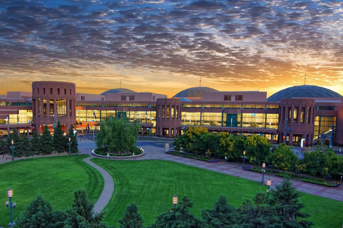 Le Minneapolis Convention Center se dresse dans le centre-ville de Minneapolis, Minn. Les organisateurs de l'Église Méthodiste Unie ont l'intention d'annuler le lieu initial de la Conférence Générale de 2020, retardée par le COVID, en choisissant Minneapolis comme ville d'accueil de la prochaine assemblée législative prévue du 8 au 18 mai 2028. Photo de Dan Anderson, avec l'aimable autorisation de Meet Minneapolis. (www.minneapolis.org)