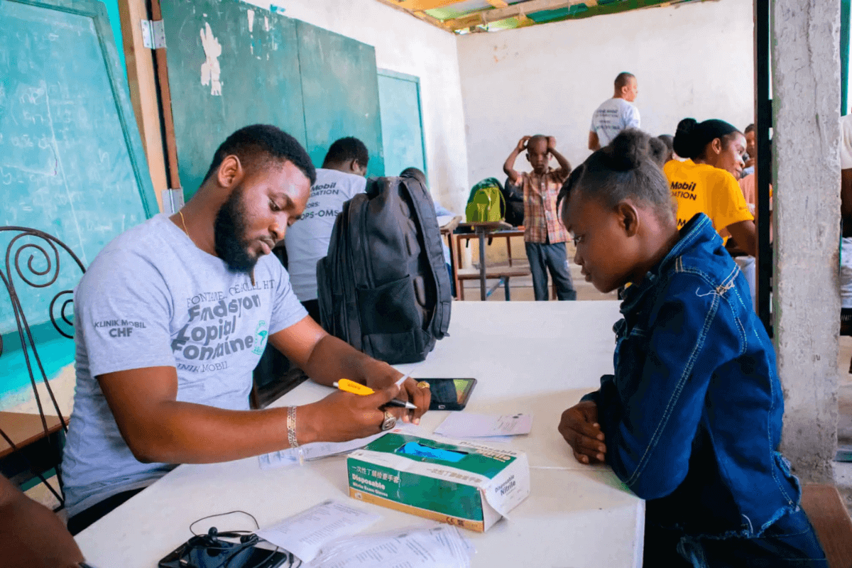 Staff of CHFF meet with children and adolescents in their schools through a mobile clinic to assess their health and provide needed medicines. (Photo: CHFF)